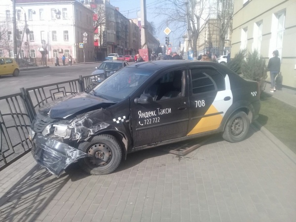 Курск. В аварии с такси возле КГУ пострадали пешеход и водитель