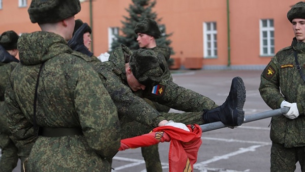 На тренировках военнослужащие учатся выполнять шпагат и максимально долго держать «уголок» На тренировках военнослужащие учатся выполнять шпагат и максимально долго держать «уголок»