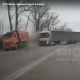 В Курске столкнулись грузовики, сбив столб