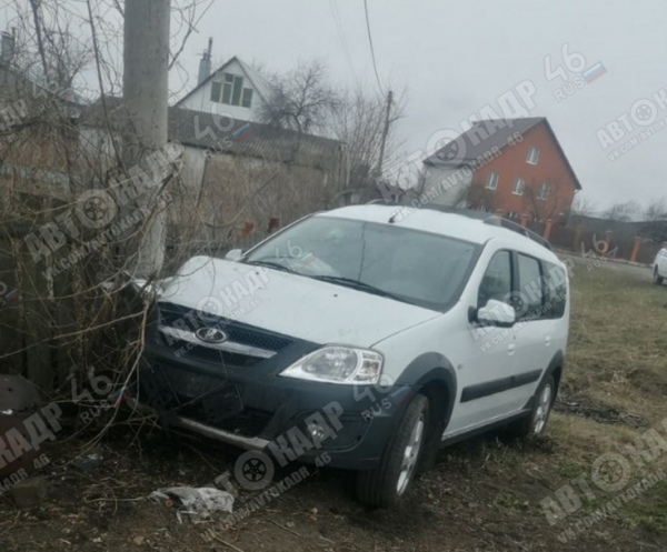 v kurske mashiny vrezalis v stolby