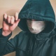 В Курске разбойник в медицинской маске напал с ножом на офис микрозаймов
