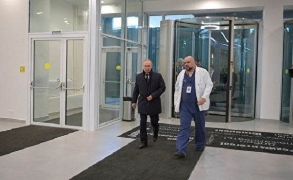 Буквально неделю назад главврач больницы в Коммунарке провел экскурсию для Владимира Путина Буквально неделю назад главврач больницы в Коммунарке провел экскурсию для Владимира Путина