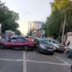 В центре Курска столкнулись два автомобиля и троллейбус