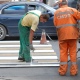 В Курске на отремонтированные дороги наносят пластиковую разметку