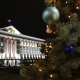 В Курске елочки у Дома Советов украсили новогодними шарами