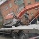 В Курске экскаватор упал с погрузчика