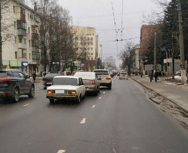 На улице Радищева образовался «паровозик» из трех попутных машин На улице Радищева образовался «паровозик» из трех попутных машин