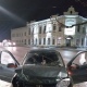 В центре Курска машина вылетела на тротуар после аварии