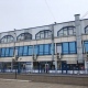 В Курске на фасаде Центрального рынка демонтируют рекламные баннеры
