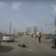 В Курске человек перебегал оживленную трассу и упал посреди дороги без сознания
