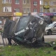 В Курске на проспекте Клыкова водитель протаранил ограждение. Есть пострадавший