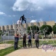 В Курске на Театральной площади устанавливают 10-метрового цветочного павлина