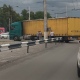 В Курске на Льговском повороте фура снесла железное ограждение