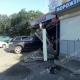 В Курске после аварии машина въехала в магазин возле остановки