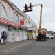 В Рыльске Курской области снимают незаконные рекламные конструкции