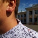 В Курской области директора школы обвиняют, что он порвал ухо ученику, заставляя снять серьгу