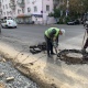 В Курске на улице Радищева откапывают закатанные в свежий асфальт люки