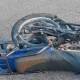 Под Курском мотоциклист без прав попал в больницу, врезавшись в машину