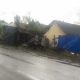 В Курской области прицеп со свеклой улетел с дороги во двор жилого дома