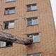 В Курске пожарный на автолестнице спас запертого на 6-м этаже малыша