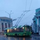 В центре Курска троллейбус провалился в яму с песком