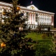 В Курске ели на Красной площади украсили новогодними шарами