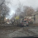 В центре Курска дерево рухнуло на машину и перегородило дорогу
