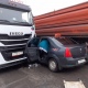 Под Курском автомобиль такси зажало между большегрузами