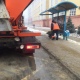 В Курске дорожники обрабатывают обледенелые тротуары на десятках улиц