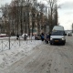 В Курске на улице Заводской школьники ждут маршрутку на проезжей части
