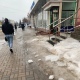 Курян предупреждают об опасности схода снега и льда с крыш