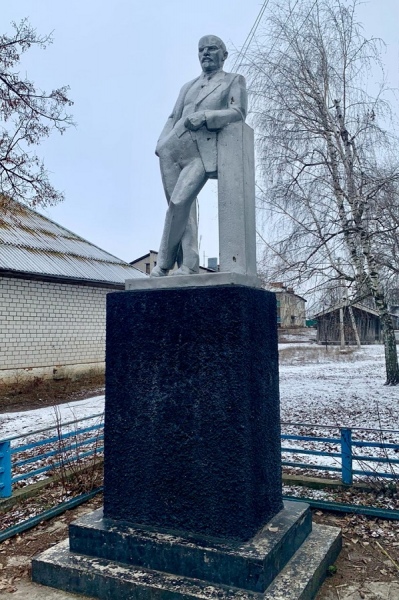 Памятник в поселке Каучук Кореневского района