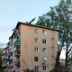 В Курске на КЗТЗ упавший тополь повредил крышу и снес несколько балконов пятиэтажки