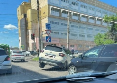 В центре Курска машина провалилась в яму на дороге