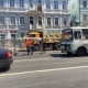 В центре Курска упавшее строительное ограждение повредило три автомобиля