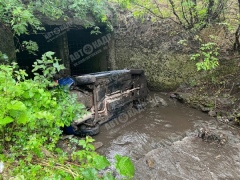 В центре Курска машина упала в реку Кур