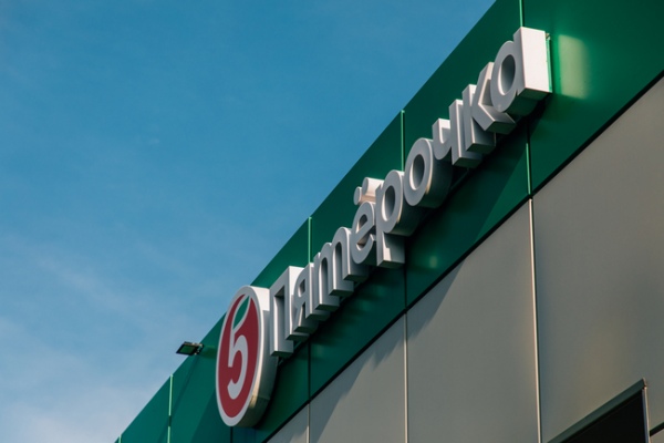 Торговая сеть «Пятёрочка» входит в X5 Group, ведущую продуктовую розничную компанию России, которая включает в себя супермаркеты «Перекрёсток» и дискаунтеры «Чижик». На 30 июня 2022 года в 67 регионах РФ работали 18 558 магазинов «Пятёрочка». Торговая сеть «Пятёрочка» входит в X5 Group, ведущую продуктовую розничную компанию России, которая включает в себя супермаркеты «Перекрёсток» и дискаунтеры «Чижик». На 30 июня 2022 года в 67 регионах РФ работали 18 558 магазинов «Пятёрочка».