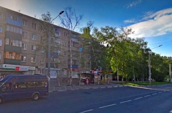 Судя по фото на Яндекс.Картах, сухие деревья возле дома №66/2 и остановки стояли с 2020 года Судя по фото на Яндекс.Картах, сухие деревья возле дома №66/2 и остановки стояли с 2020 года