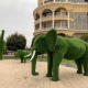 В Курске на Театральной площади установили топиарные фигуры экзотических животных