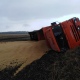 Под Курском в аварии с внедорожником перевернулся грузовик с зерном