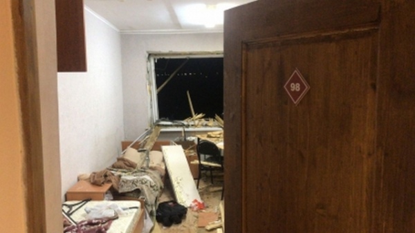 Фрагментом дерева было повреждено окно, осколок стекла которого нанес подростку смертельное ранение Фрагментом дерева было повреждено окно, осколок стекла которого нанес подростку смертельное ранение