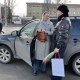 В Курске сотрудники ГИБДД поздравили автоледи с Международным женским Днем
