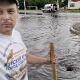 Курские общественники чистят ливневки в городе во время дождя