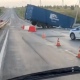 В Курске вылетевшая вчера с трассы фура все еще перегораживает дорогу