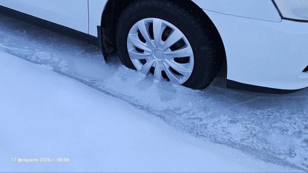 В Курске из-за резкого похолодания автомобили вмерзли в лед