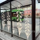 В Курске на стеклянных остановках рисуют цветы