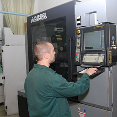 Вячеслав Сахаров занимается электроэрозией – разрушением молекул металлов под действием различных токов