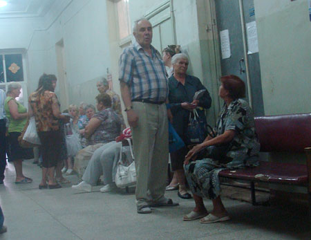 Такую картину в коридорах поликлиник можно наблюдать каждый день Такую картину в коридорах поликлиник можно наблюдать каждый день