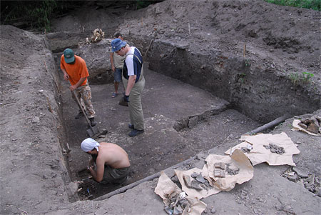За полтора месяца на месте раскопок было найдено более 700 предметов