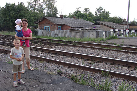 Семья Болотиных уже 20 лет не знает покоя от поездов